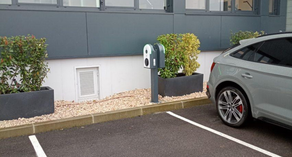 Installation de borne de recharge de véhicules IRVE