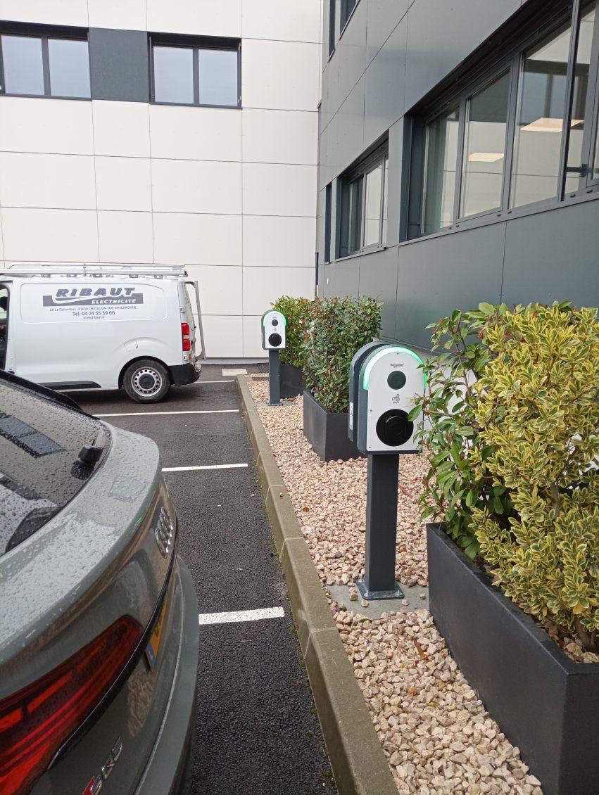 Installation de borne de recharge de véhicules IRVE